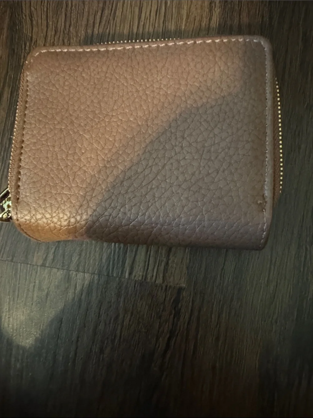 Steve Madden compact steve